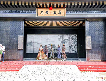 【建發(fā)·央著】國(guó)境盛啟，誰(shuí)在為世界立著？！